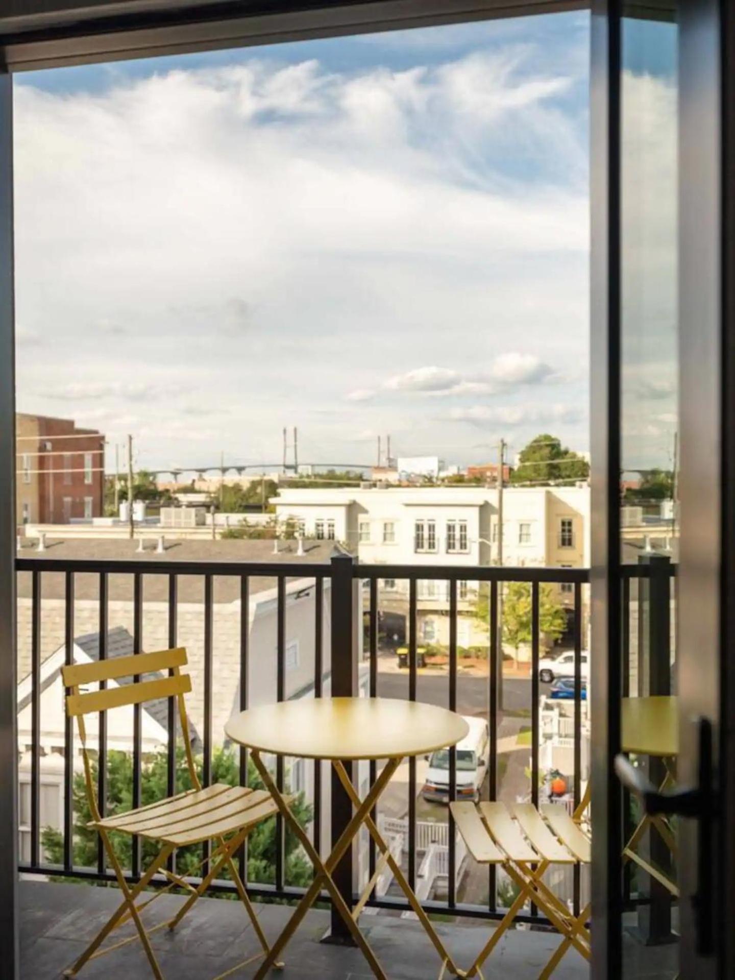 Downtown, Contemporary, 2 Bedroom, Roof Terrace! 2b Apartment Savannah