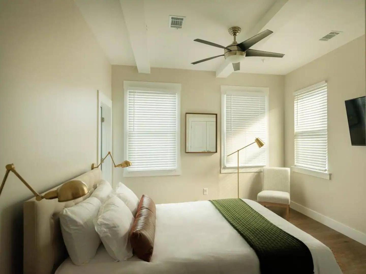 Downtown, Contemporary, 2 Bedroom, Roof Terrace! 2b