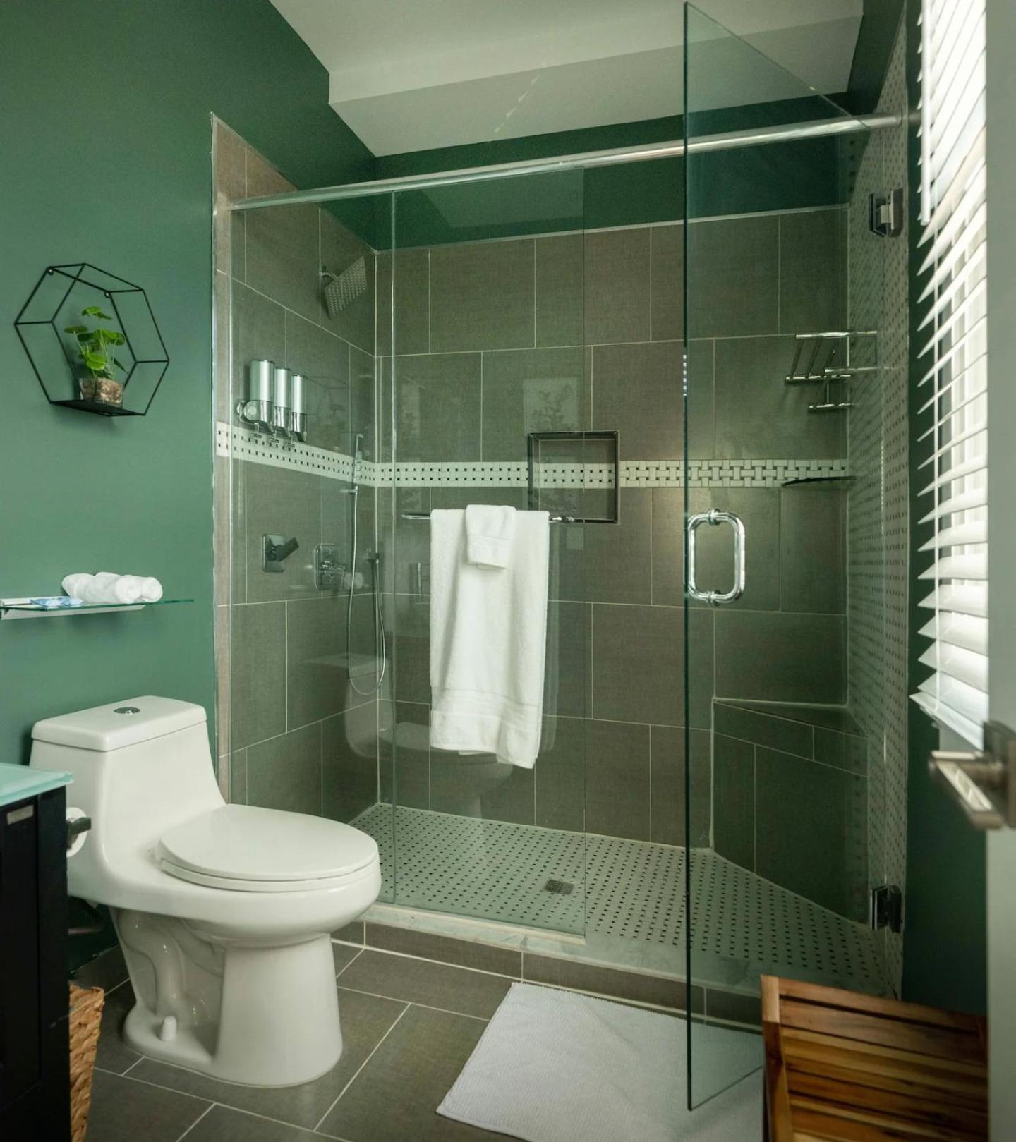 Downtown, Contemporary, 2 Bedroom, Roof Terrace! 2b * Savannah